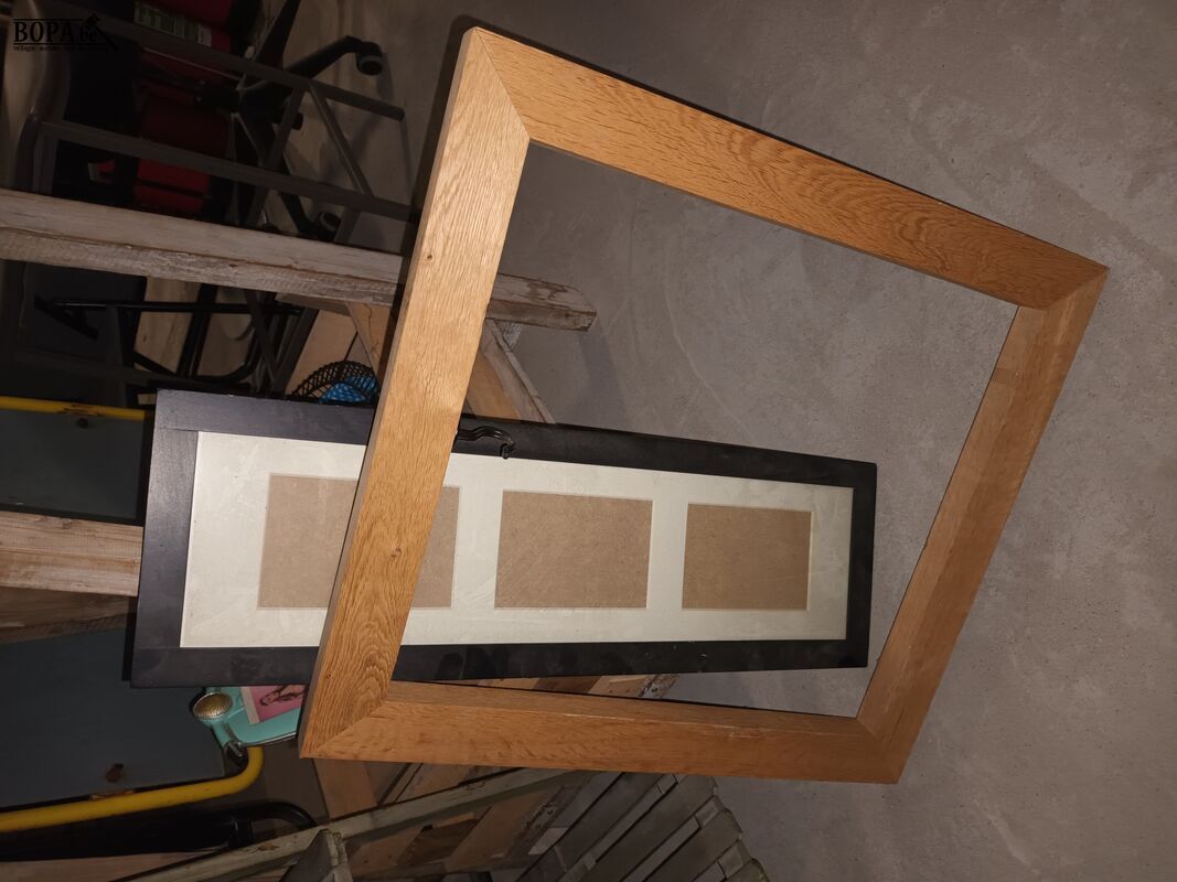 Houten rekje en kaders. 3 stuks – foto 4 – kavel bij BOPA Auctions, Ieper