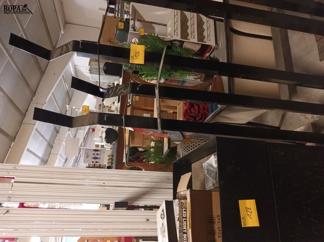 Kledingstandaard. 3 stuks – foto 2 – kavel bij BOPA Auctions, Ieper