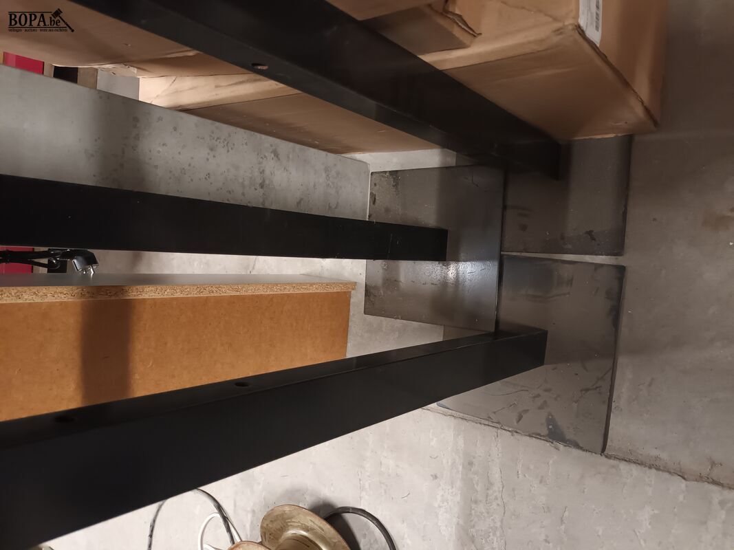 Kledingstandaard. 3 stuks – foto 3 – kavel bij BOPA Auctions, Ieper