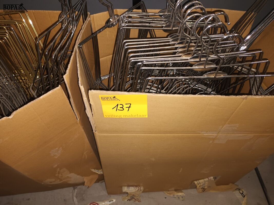 Body lingeriehangers. 2 dozen – foto 4 – kavel bij BOPA Auctions, Ieper