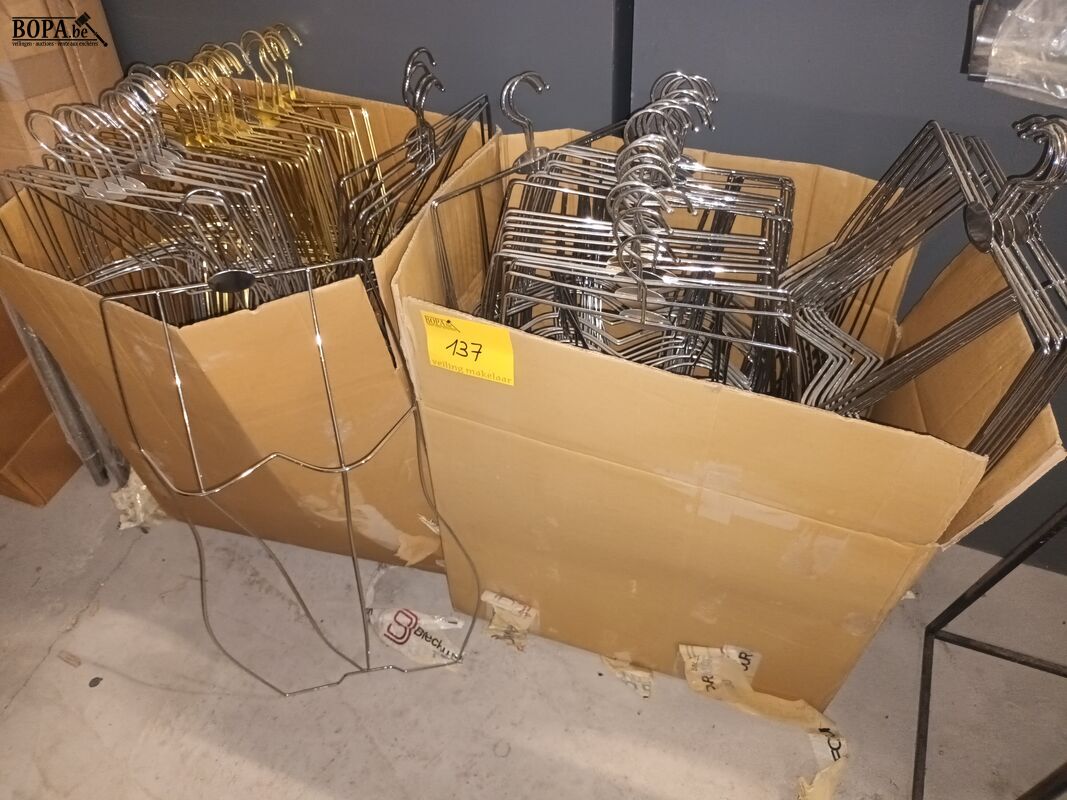 Body lingeriehangers. 2 dozen – foto 2 – kavel bij BOPA Auctions, Ieper