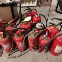 Brandblusapparaten. 13 stuks – kavel bij BOPA Auctions, Ieper