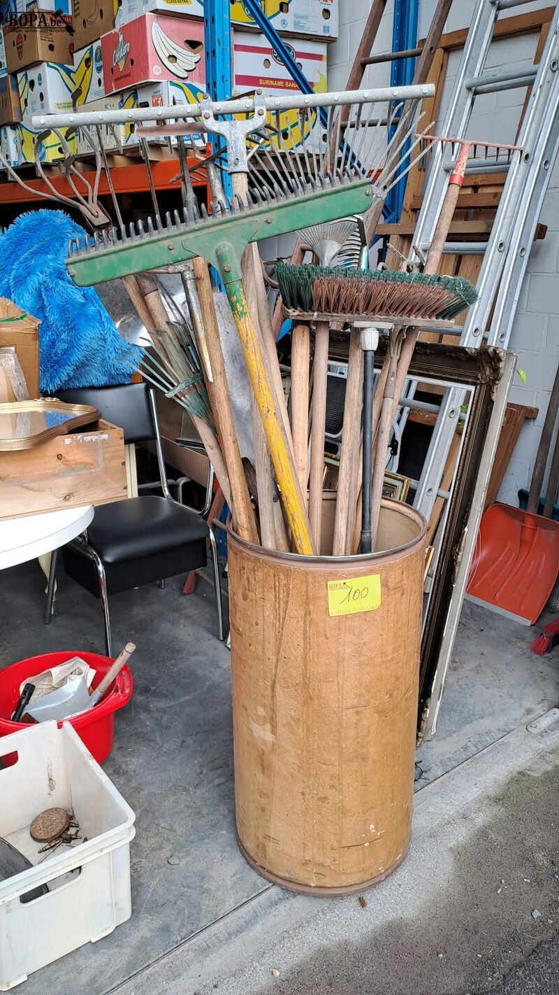 Houten ton met divers tuinmateriaal oa harken en borstels – foto 2 – kavel bij BOPA Auctions, Aarsele