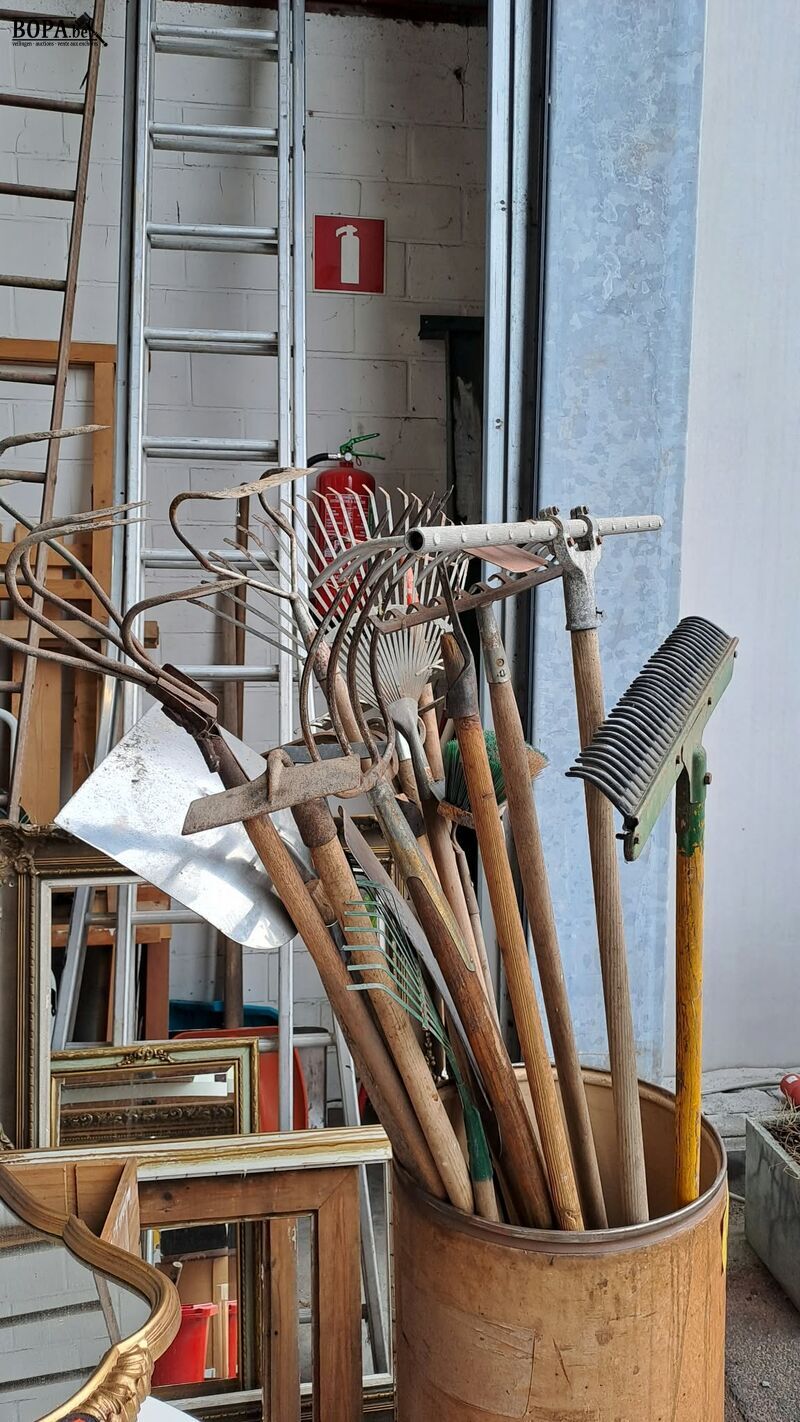 Houten ton met divers tuinmateriaal oa harken en borstels – foto 3 – kavel bij BOPA Auctions, Aarsele