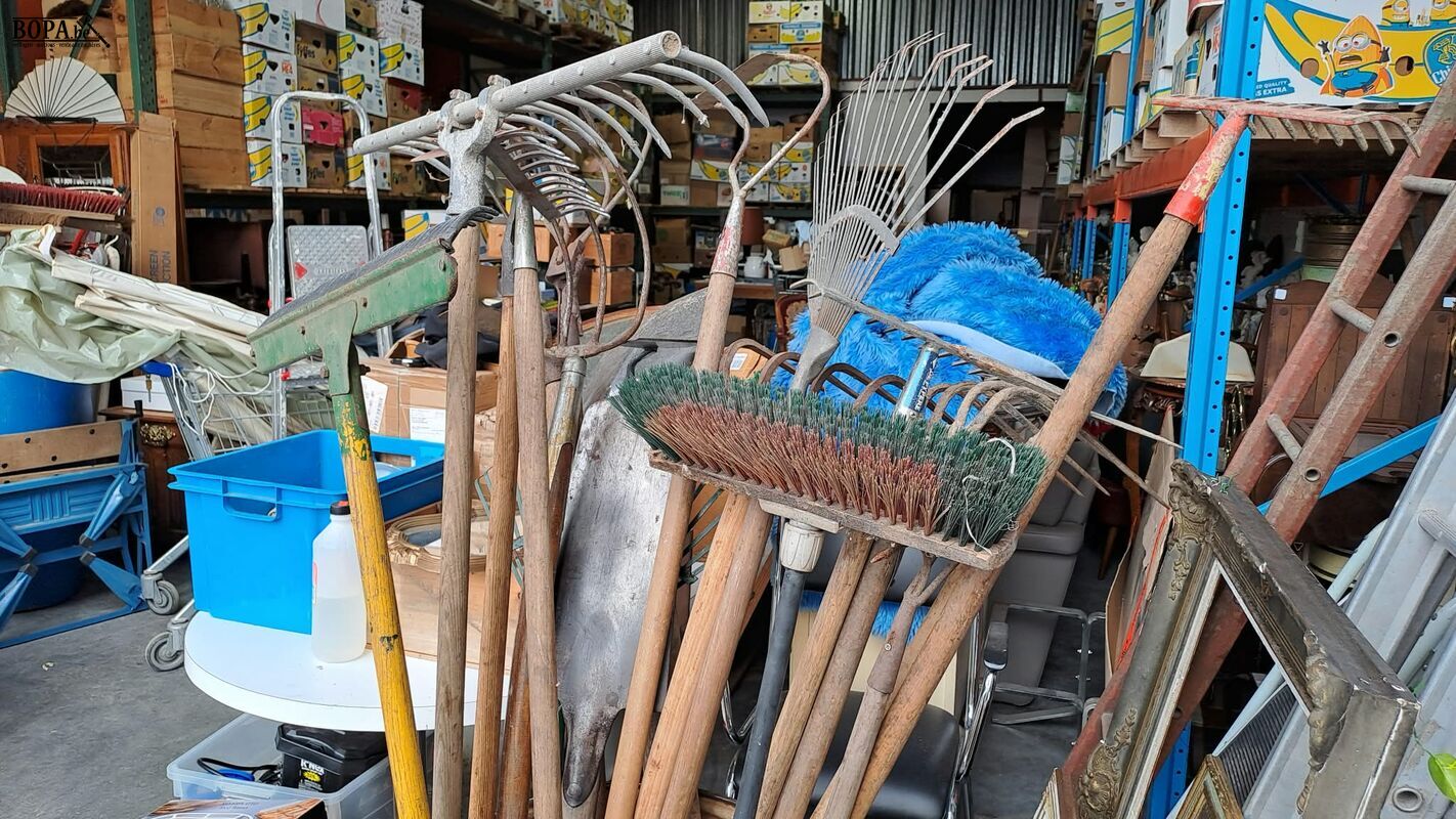 Houten ton met divers tuinmateriaal oa harken en borstels – foto 4 – kavel bij BOPA Auctions, Aarsele
