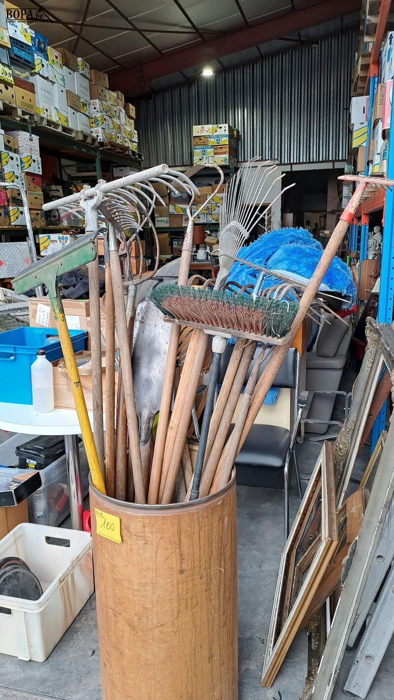 Houten ton met divers tuinmateriaal oa harken en borstels – foto 5 – kavel bij BOPA Auctions, Aarsele