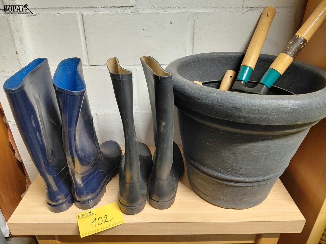 Plastiek bloempot, laarzen maat 39 en 40, divers handgereeds – foto 2 – kavel bij BOPA Auctions, Aarsele