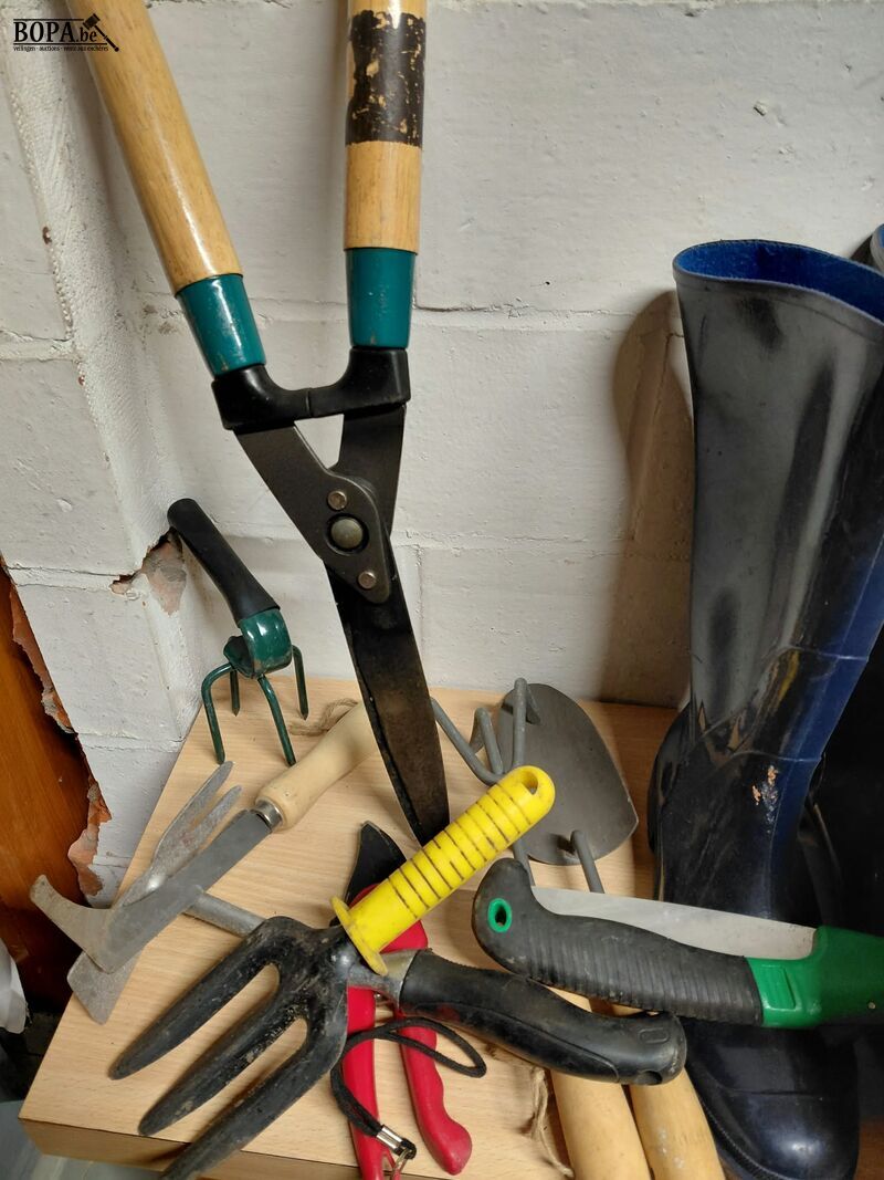 Plastiek bloempot, laarzen maat 39 en 40, divers handgereeds – foto 5 – kavel bij BOPA Auctions, Aarsele