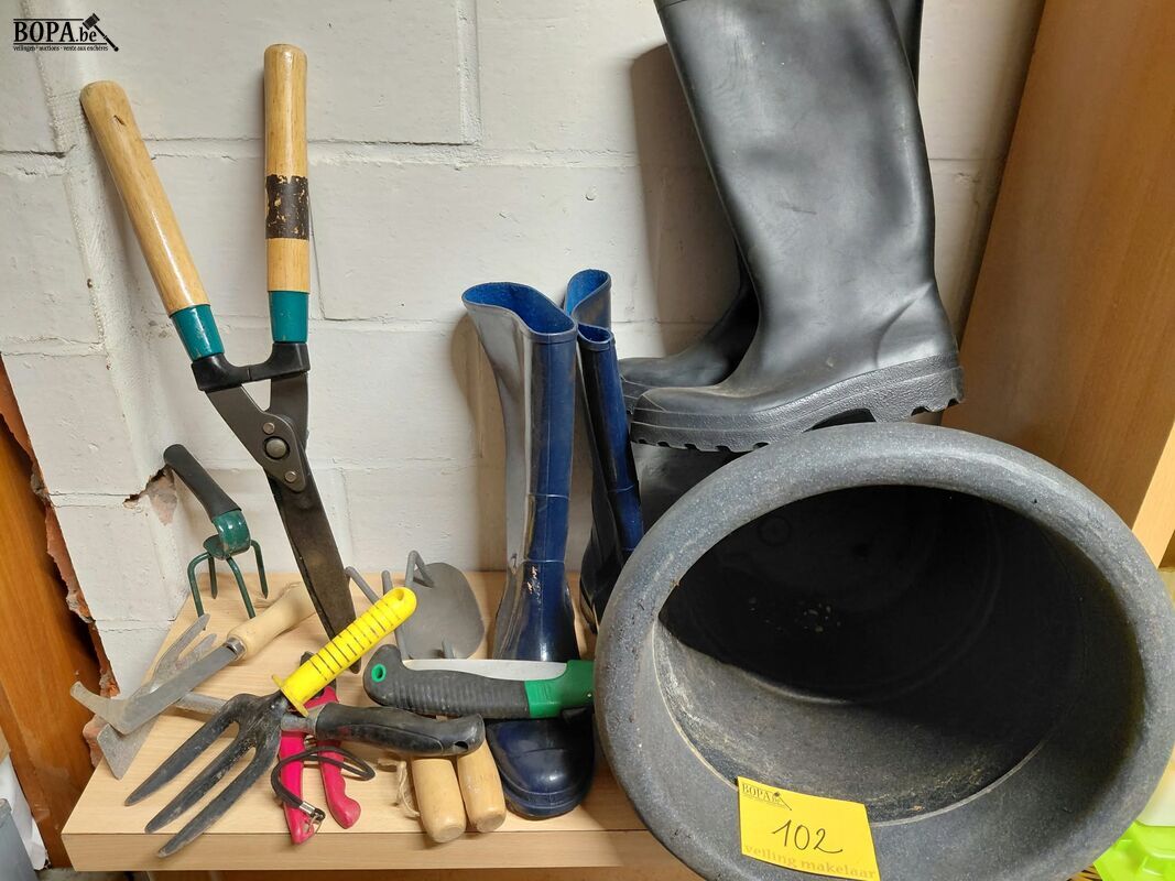 Plastiek bloempot, laarzen maat 39 en 40, divers handgereeds – foto 6 – kavel bij BOPA Auctions, Aarsele