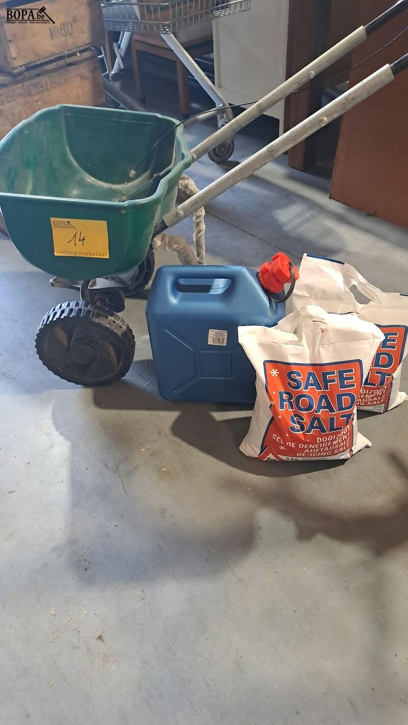 Groene strooiwagen - 2 zakken strooizout en jerrykan in pla – foto 2 – kavel bij BOPA Auctions, Aarsele