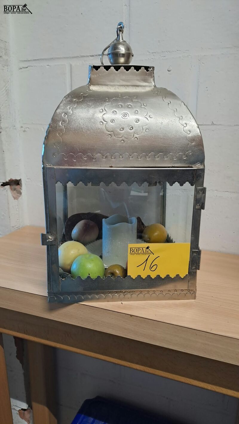 Decoratieve zilverkleurige metalen sfeerlantaarn met kaars e – foto 2 – kavel bij BOPA Auctions, Aarsele
