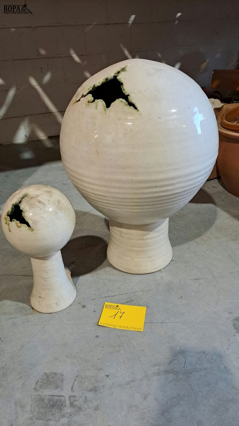 Waterornamenten bolvormig op voet in beige geglazuurde keram – foto 2 – kavel bij BOPA Auctions, Aarsele