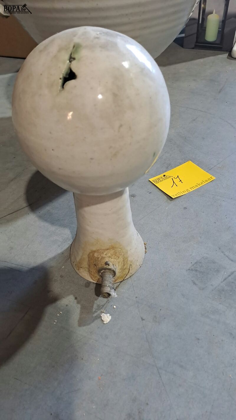 Waterornamenten bolvormig op voet in beige geglazuurde keram – foto 3 – kavel bij BOPA Auctions, Aarsele