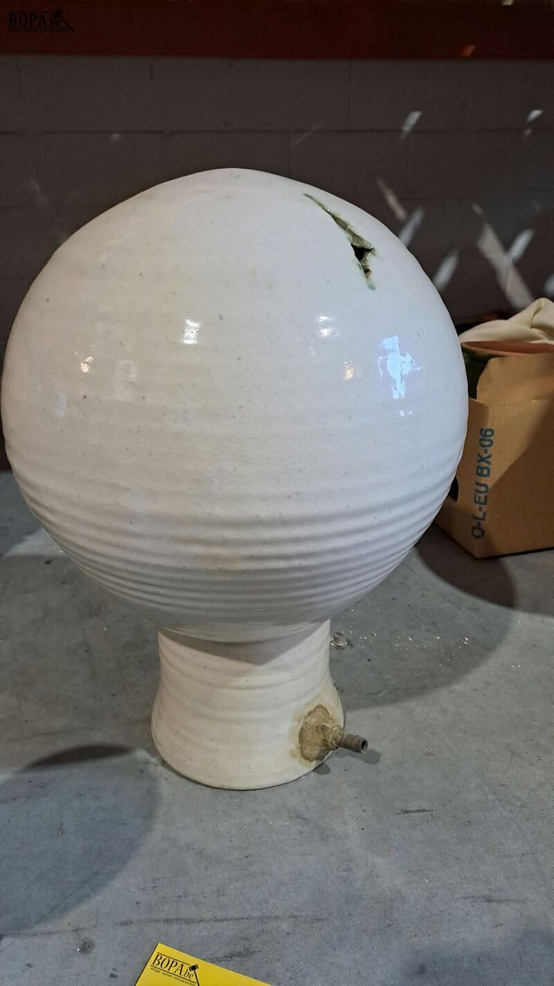 Waterornamenten bolvormig op voet in beige geglazuurde keram – foto 4 – kavel bij BOPA Auctions, Aarsele