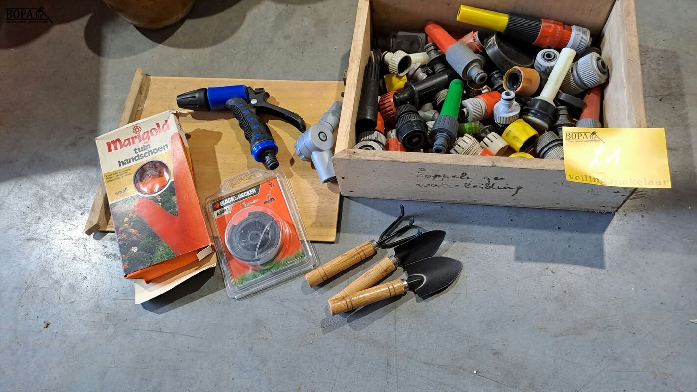 Kist met ass. tuinslangaccessoires, handschoenen etc - circa – foto 2 – kavel bij BOPA Auctions, Aarsele