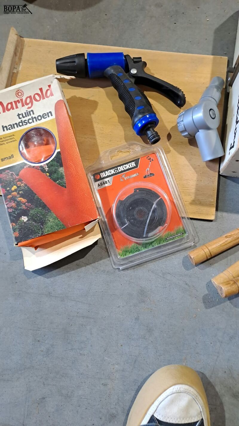Kist met ass. tuinslangaccessoires, handschoenen etc - circa – foto 3 – kavel bij BOPA Auctions, Aarsele