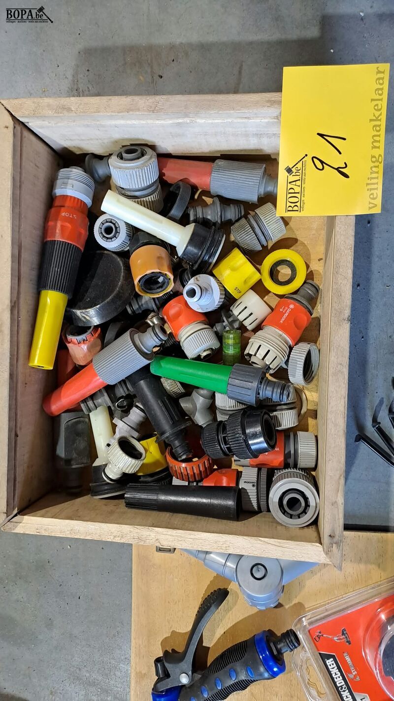 Kist met ass. tuinslangaccessoires, handschoenen etc - circa – foto 4 – kavel bij BOPA Auctions, Aarsele