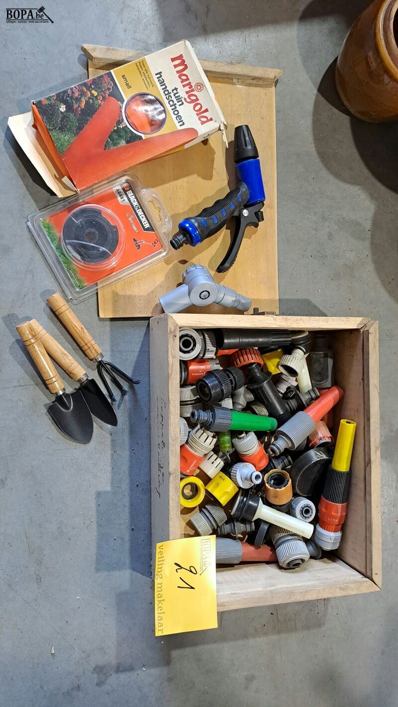 Kist met ass. tuinslangaccessoires, handschoenen etc - circa – foto 5 – kavel bij BOPA Auctions, Aarsele