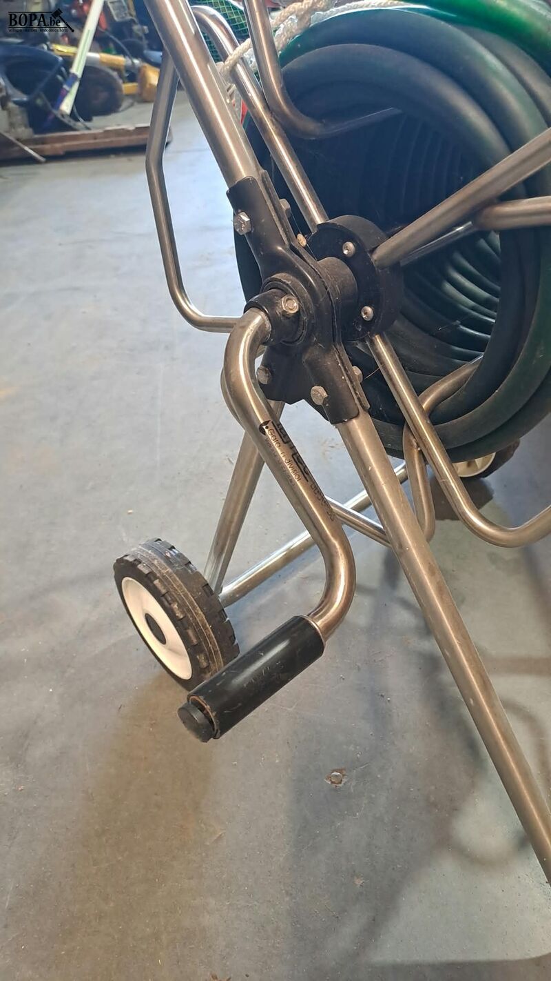 Metalen slanghaspelwagen met tuinslang – foto 3 – kavel bij BOPA Auctions, Aarsele