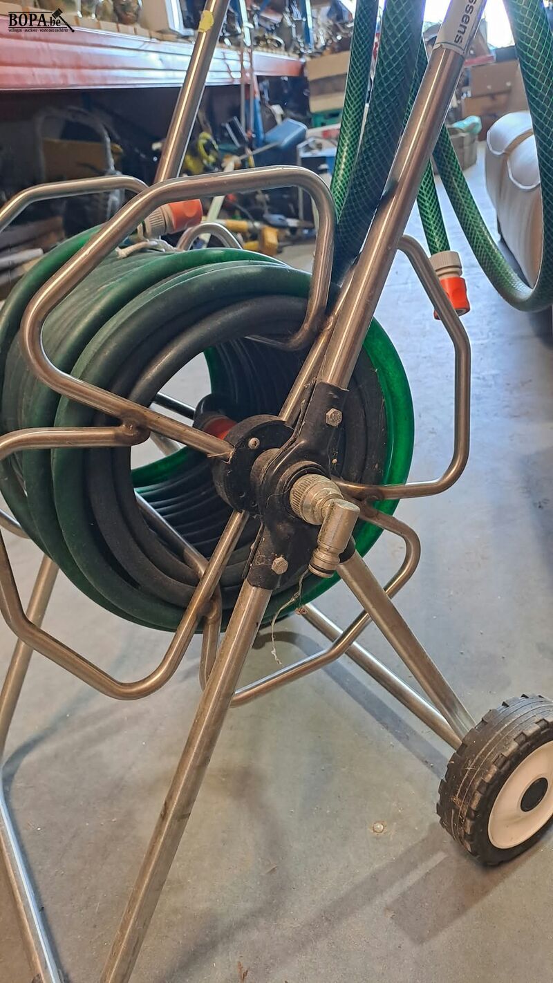 Metalen slanghaspelwagen met tuinslang – foto 4 – kavel bij BOPA Auctions, Aarsele