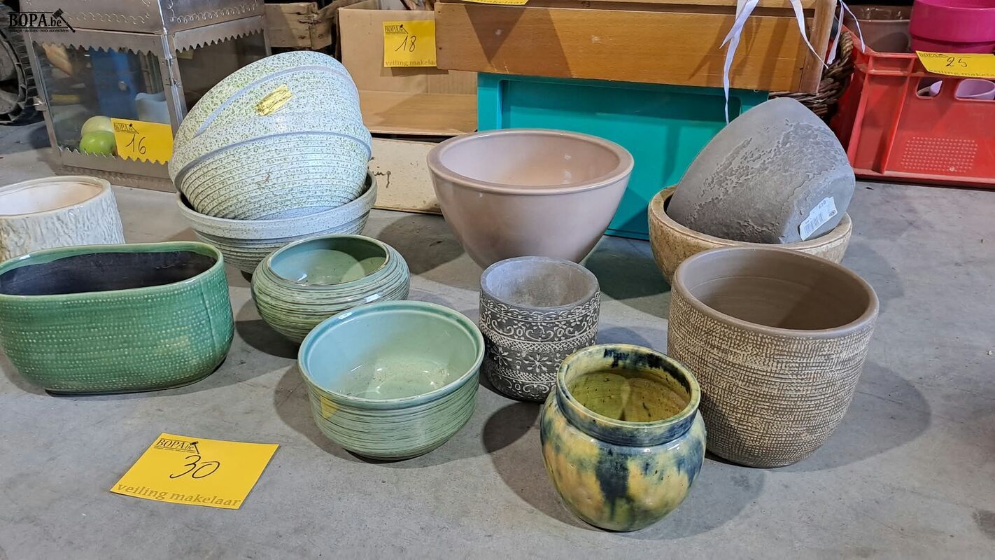 Bloempotten in groen en taupekleur - 13 stuks – foto 2 – kavel bij BOPA Auctions, Aarsele