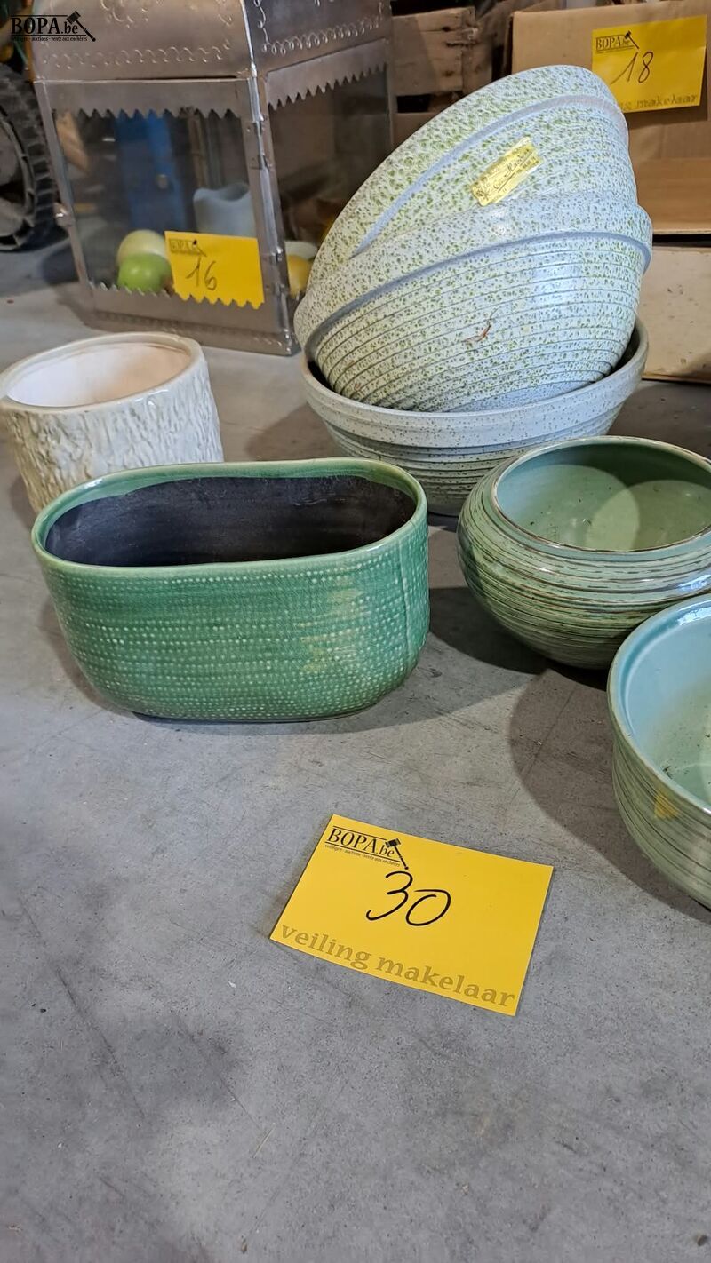 Bloempotten in groen en taupekleur - 13 stuks – foto 3 – kavel bij BOPA Auctions, Aarsele