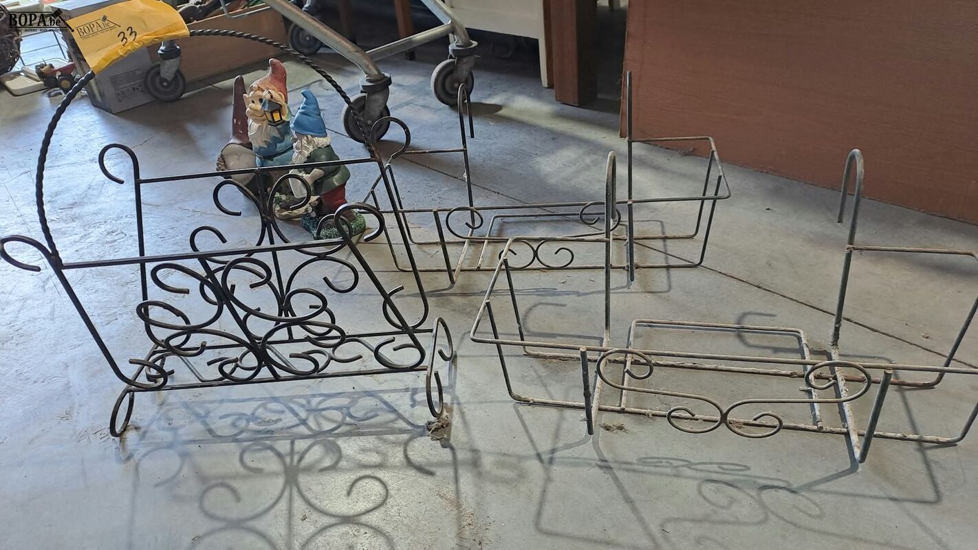 Vintage metalen bloembakrekken 2 stuks en houder – foto 2 – kavel bij BOPA Auctions, Aarsele