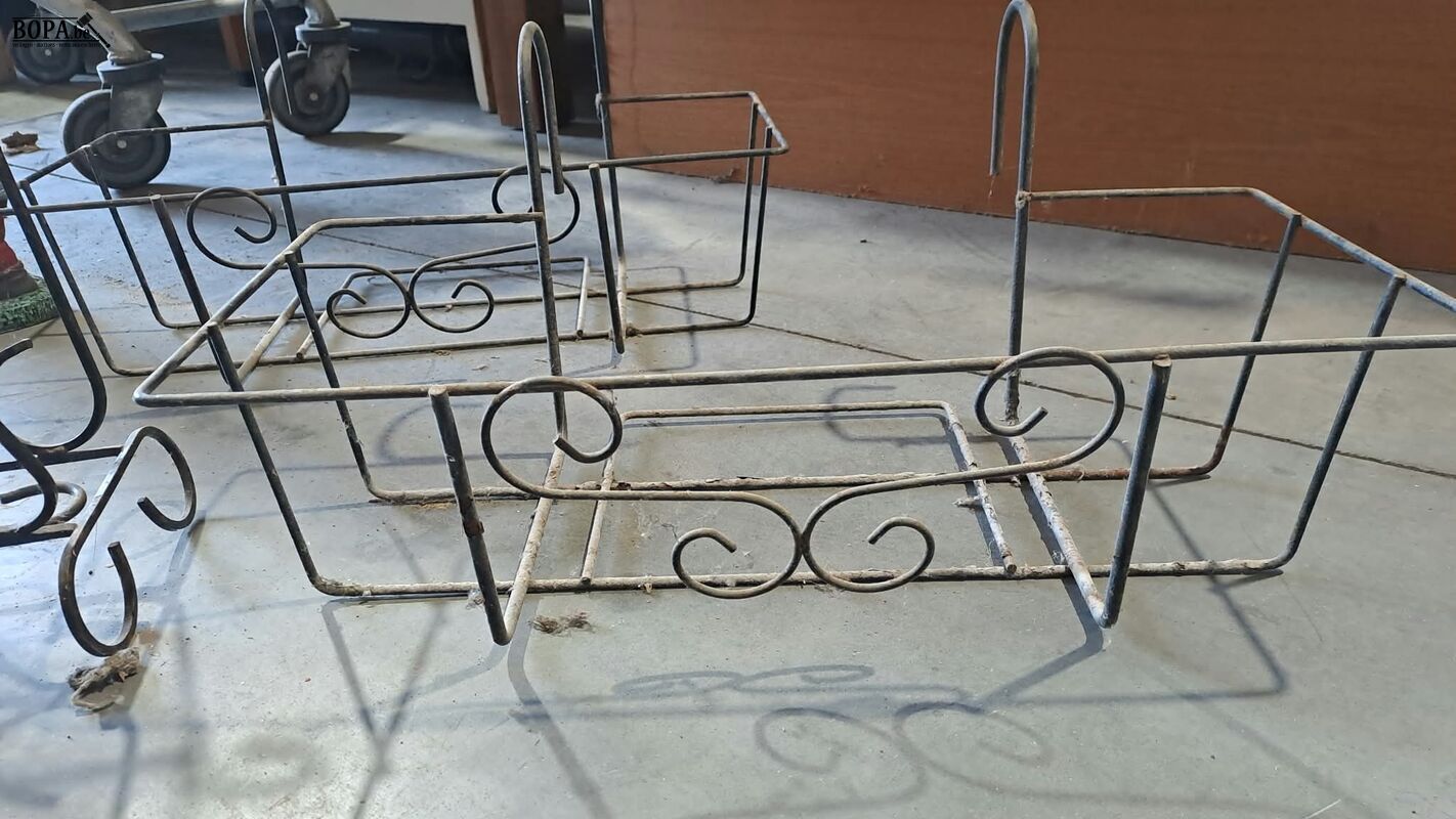 Vintage metalen bloembakrekken 2 stuks en houder – foto 3 – kavel bij BOPA Auctions, Aarsele