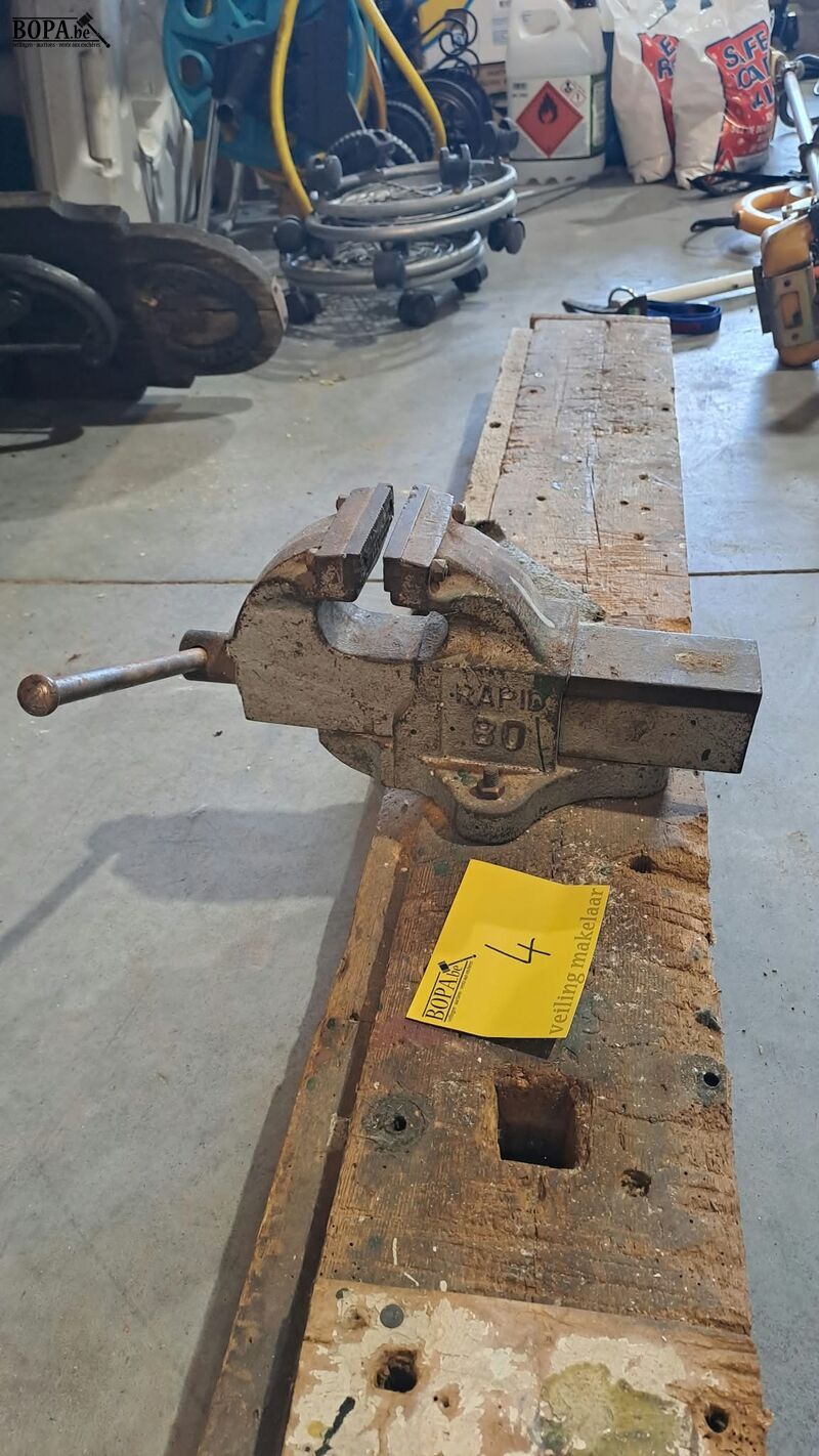 Bankschroef op houten balk merk Rapid – foto 2 – kavel bij BOPA Auctions, Aarsele