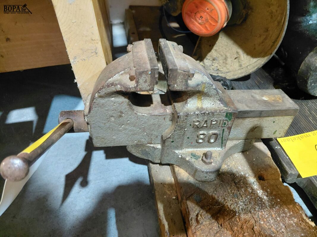 Bankschroef op houten balk merk Rapid – foto 5 – kavel bij BOPA Auctions, Aarsele