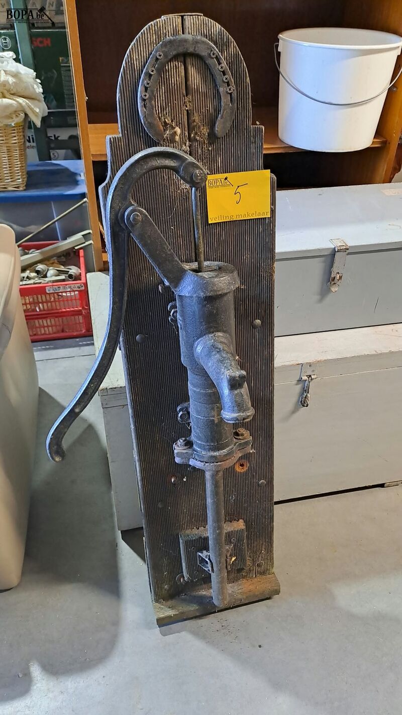 Vintage gietijzeren handwaterpomp op houten achterwand met h – foto 2 – kavel bij BOPA Auctions, Aarsele