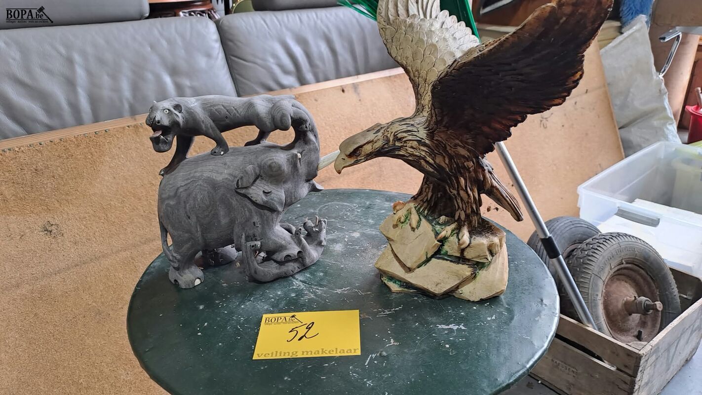 Bruin adelaarsbeeld en handgesneden houten oilfantenbeeld me – foto 2 – kavel bij BOPA Auctions, Aarsele