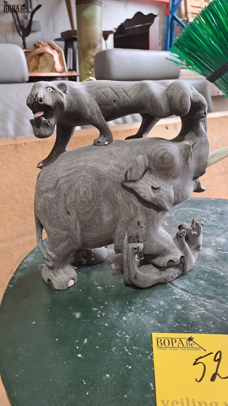 Bruin adelaarsbeeld en handgesneden houten oilfantenbeeld me – foto 3 – kavel bij BOPA Auctions, Aarsele