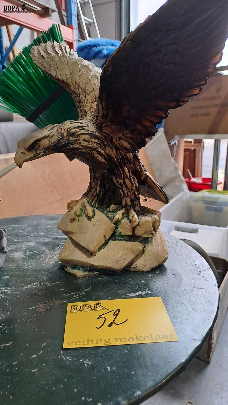 Bruin adelaarsbeeld en handgesneden houten oilfantenbeeld me – foto 4 – kavel bij BOPA Auctions, Aarsele