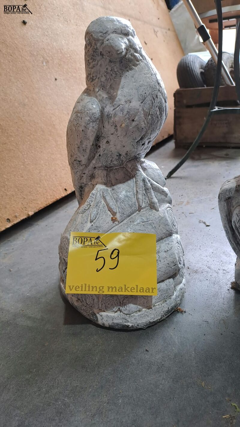 Betonnen tuinbeelden leeuw en roofvogel - 2 stuks – foto 3 – kavel bij BOPA Auctions, Aarsele
