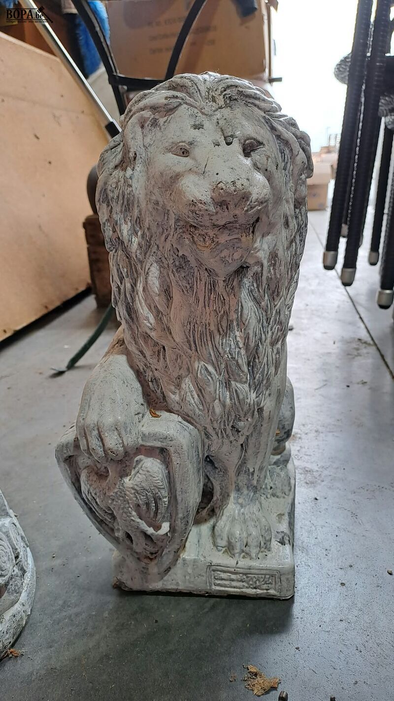 Betonnen tuinbeelden leeuw en roofvogel - 2 stuks – foto 4 – kavel bij BOPA Auctions, Aarsele