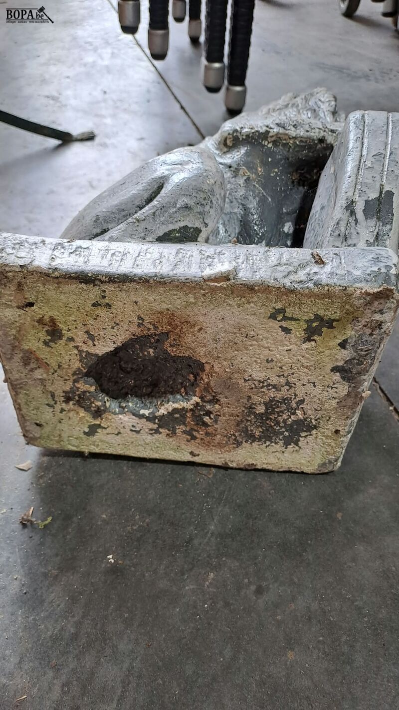 Betonnen tuinbeelden leeuw en roofvogel - 2 stuks – foto 8 – kavel bij BOPA Auctions, Aarsele