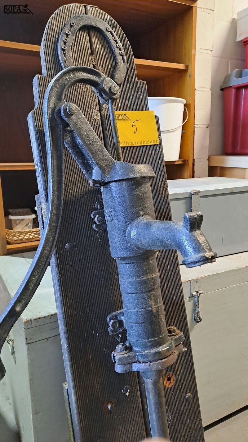 Vintage gietijzeren handwaterpomp op houten achterwand met h – foto 3 – kavel bij BOPA Auctions, Aarsele