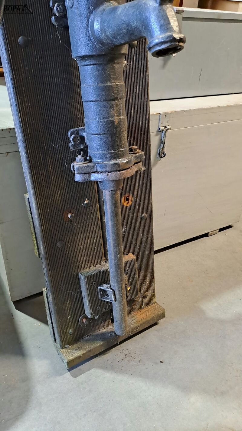 Vintage gietijzeren handwaterpomp op houten achterwand met h – foto 4 – kavel bij BOPA Auctions, Aarsele