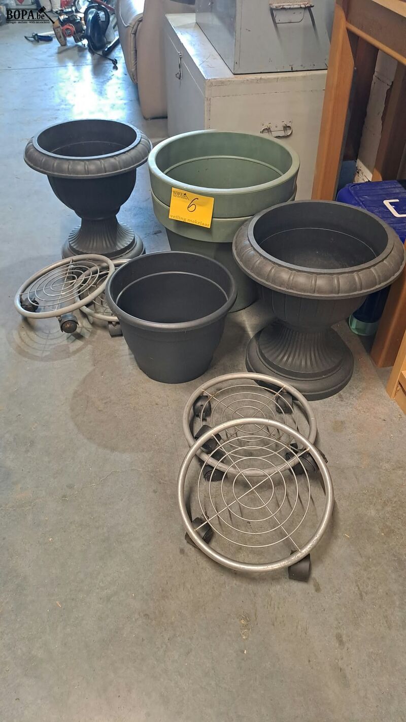 Plastiek bloempotten 5 stuks en 4 plantentrolleys in metaal – foto 2 – kavel bij BOPA Auctions, Aarsele