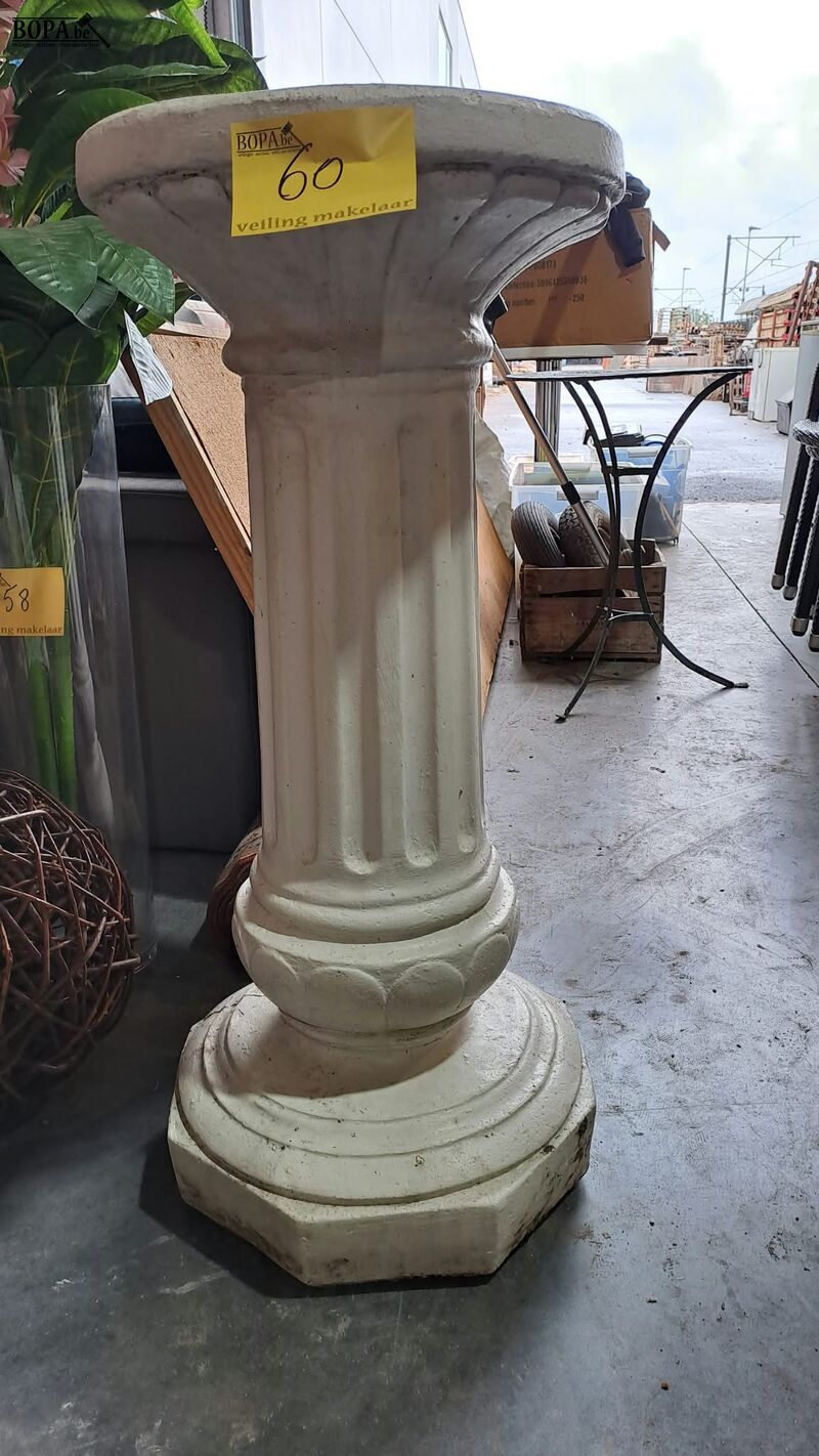 Klassieke witte zuil in steengoed – foto 3 – kavel bij BOPA Auctions, Aarsele