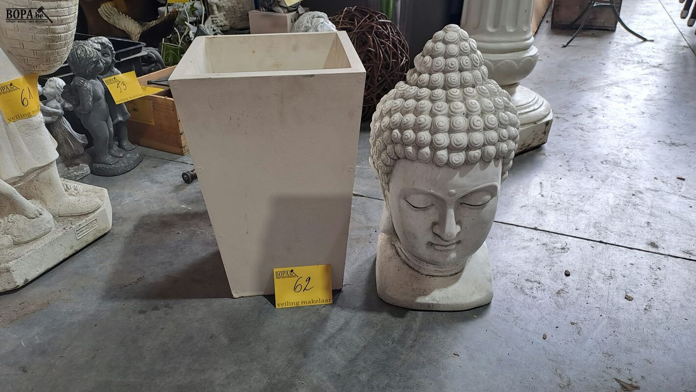 Witte bloempot en boedha hoofd in kunststof - 2 stuks – foto 2 – kavel bij BOPA Auctions, Aarsele