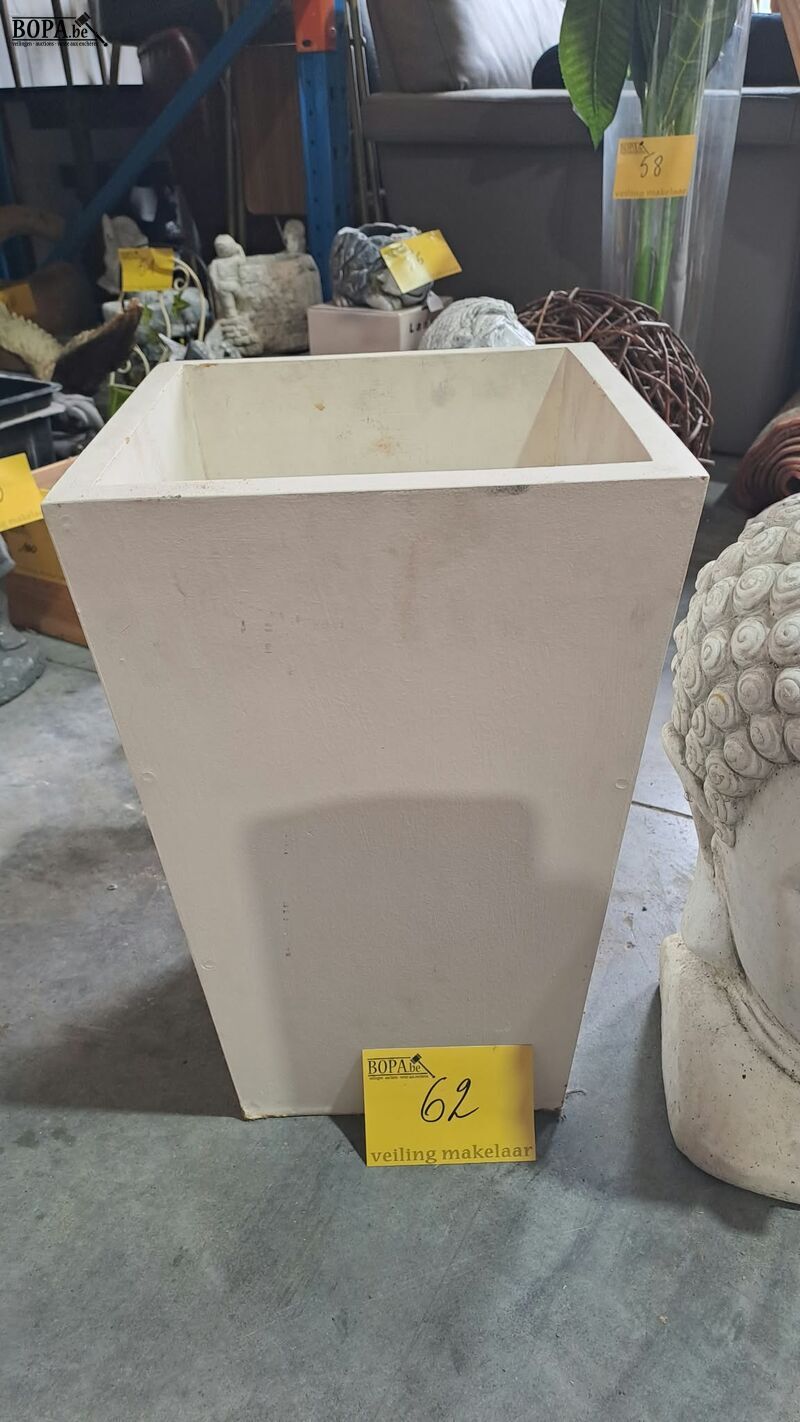 Witte bloempot en boedha hoofd in kunststof - 2 stuks – foto 4 – kavel bij BOPA Auctions, Aarsele