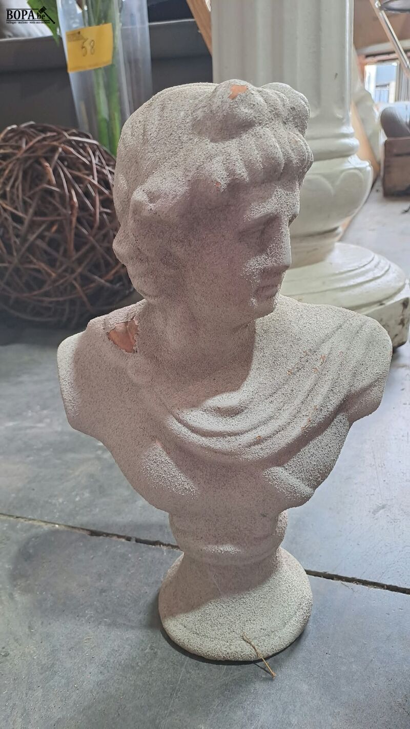 Beelden donkergrijze vrouwenbuste in steen, man en vrouw in – foto 4 – kavel bij BOPA Auctions, Aarsele