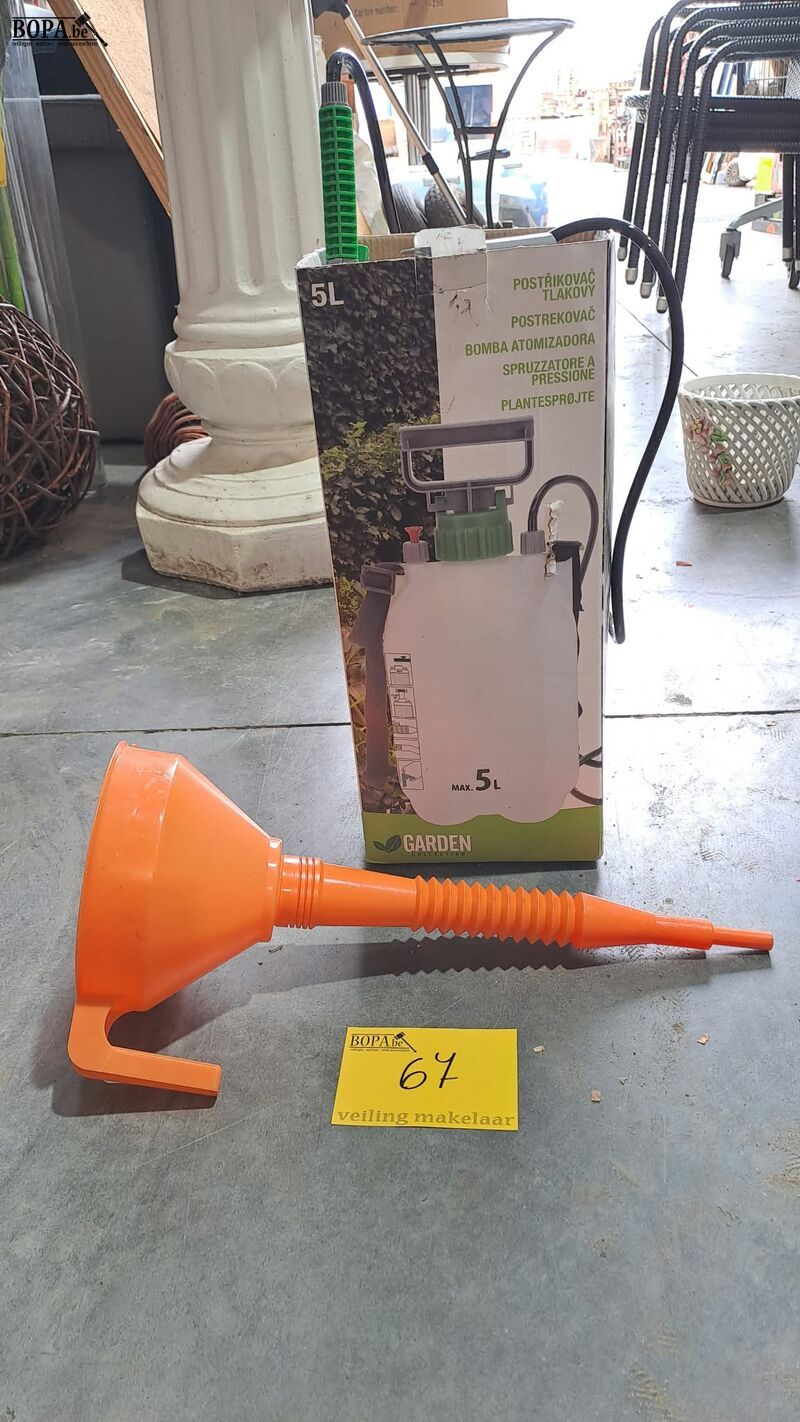 Plantensproeier en grote trechter – foto 2 – kavel bij BOPA Auctions, Aarsele
