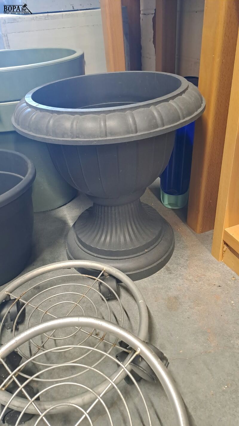 Plastiek bloempotten 5 stuks en 4 plantentrolleys in metaal – foto 3 – kavel bij BOPA Auctions, Aarsele