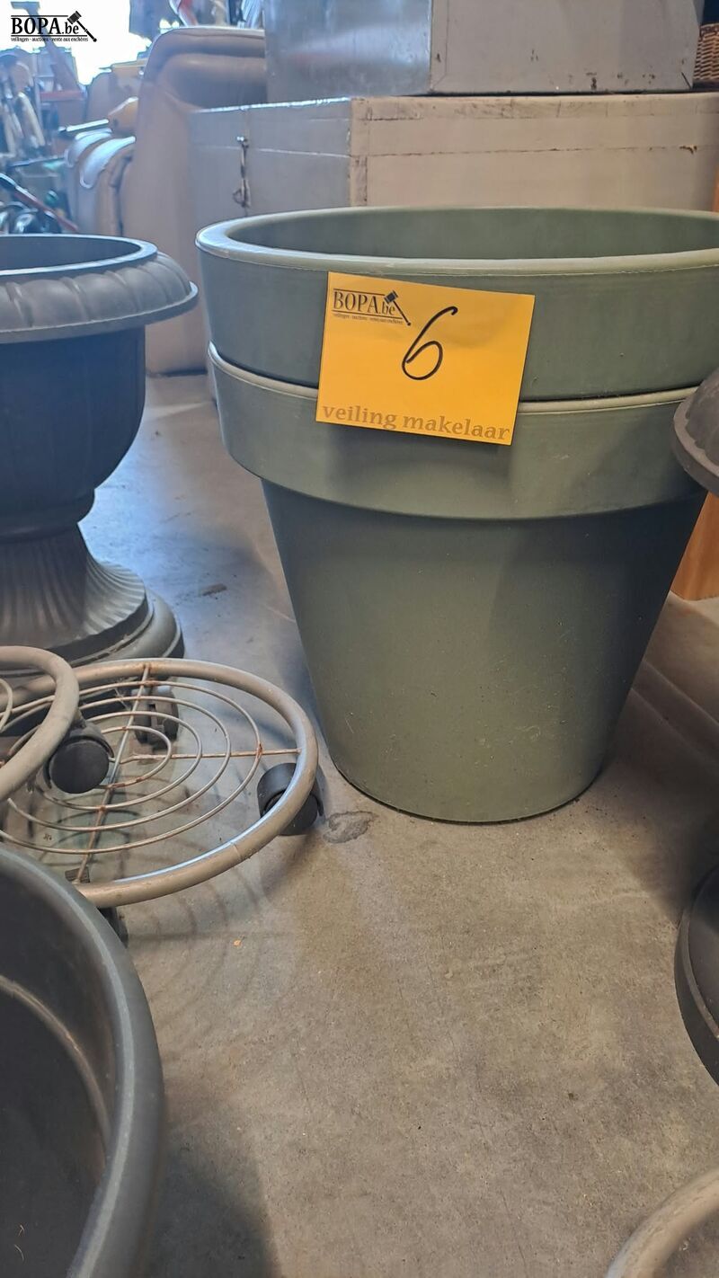 Plastiek bloempotten 5 stuks en 4 plantentrolleys in metaal – foto 5 – kavel bij BOPA Auctions, Aarsele