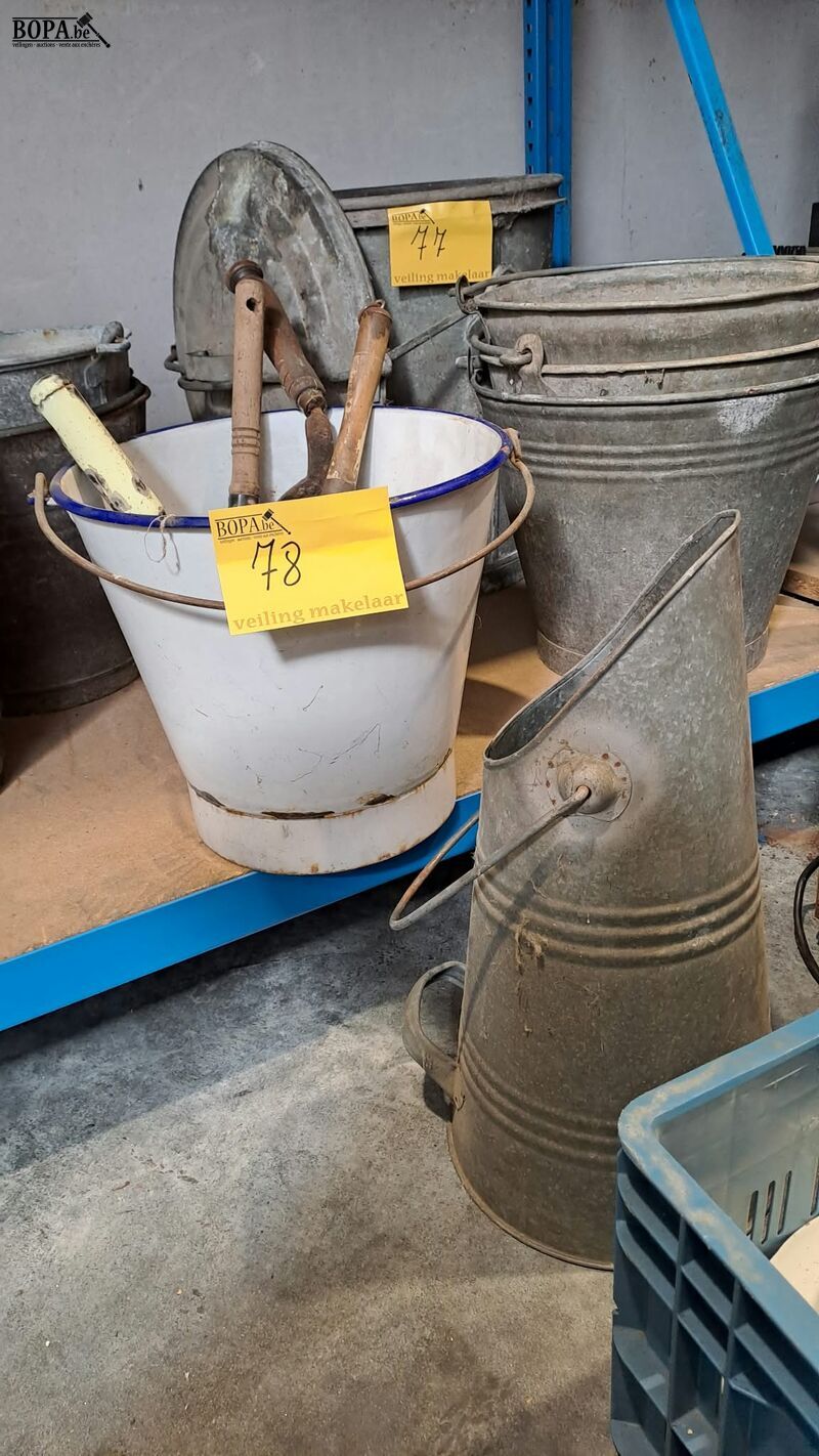 Oude emaillen emmer en zinken koolemmer met diversen - 6 stu – foto 2 – kavel bij BOPA Auctions, Aarsele