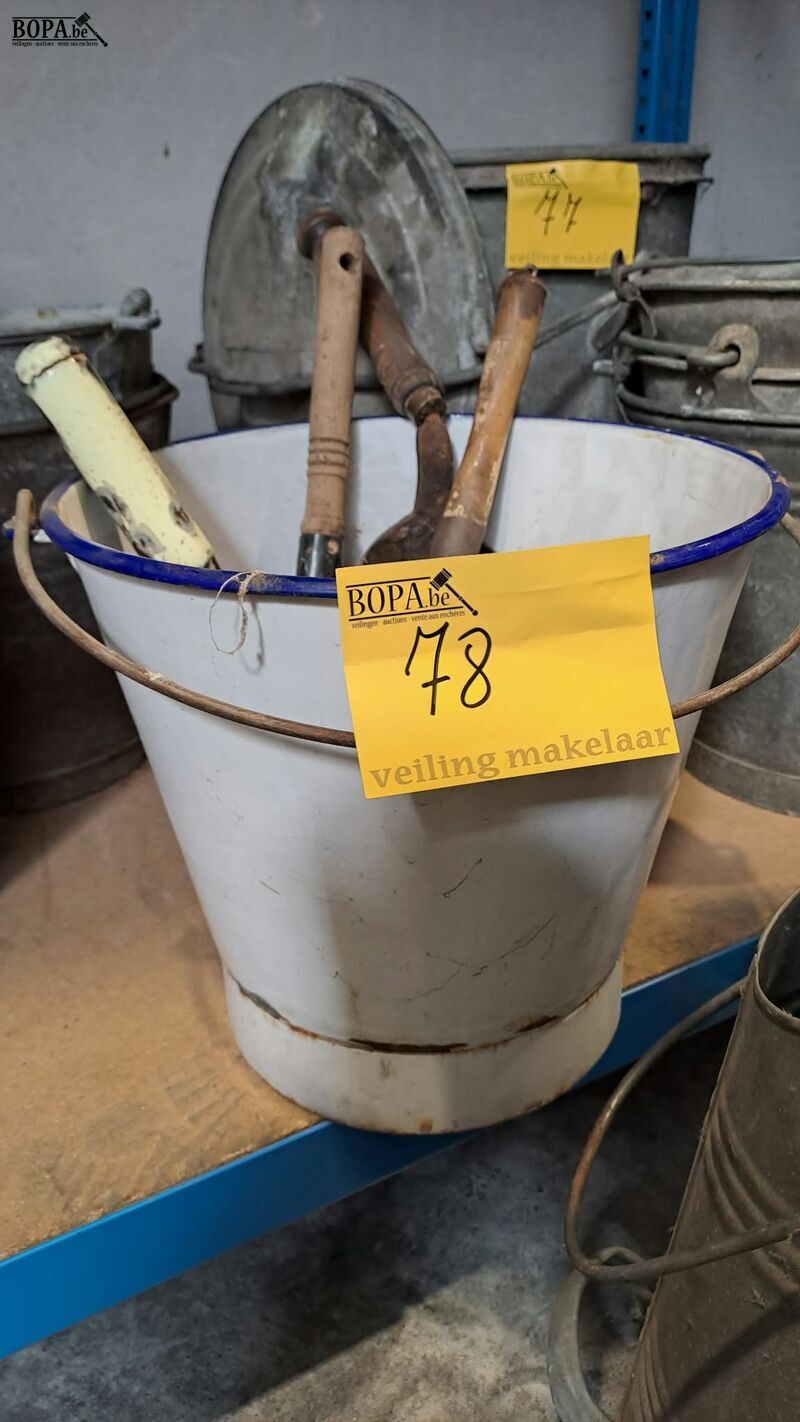 Oude emaillen emmer en zinken koolemmer met diversen - 6 stu – foto 4 – kavel bij BOPA Auctions, Aarsele