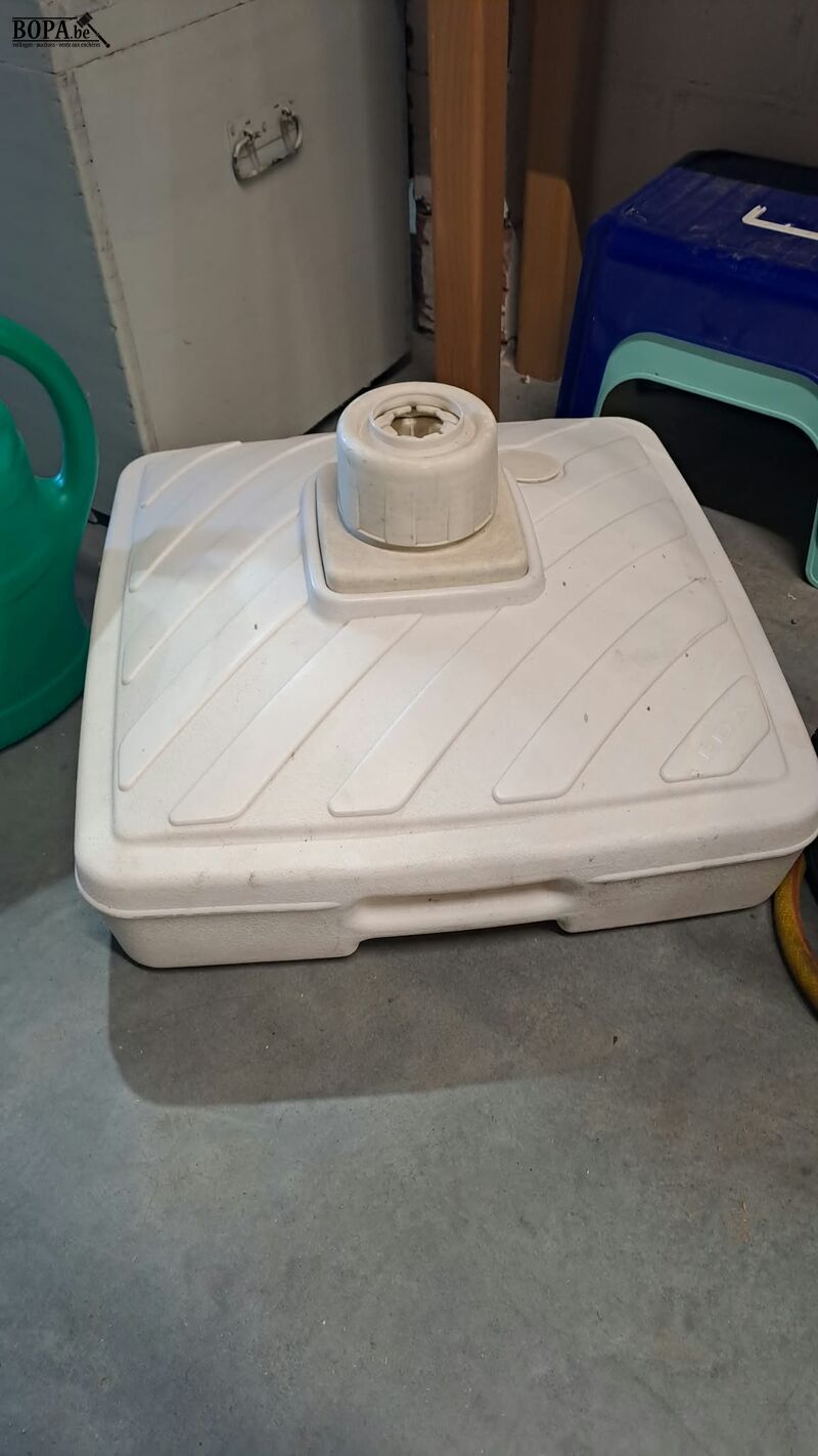 Aluminium haspel met gele tuinslang, parasolvoet wit plastie – foto 3 – kavel bij BOPA Auctions, Aarsele